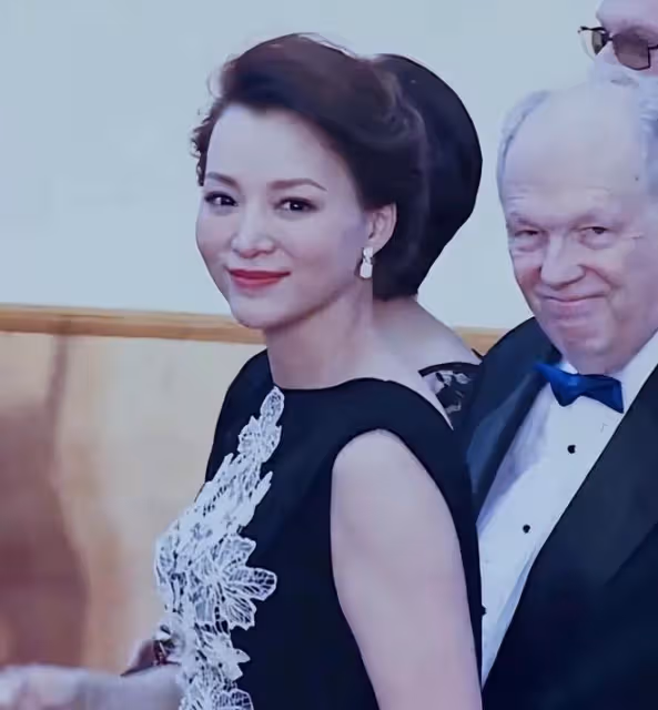董卿真是太漂亮了!黑色長裙驚艷國外紅毯,舉手投足間盡顯氣質