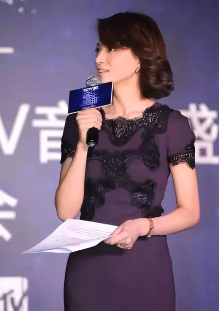 董卿真是太漂亮了!黑色長裙驚艷國外紅毯,舉手投足間盡顯氣質