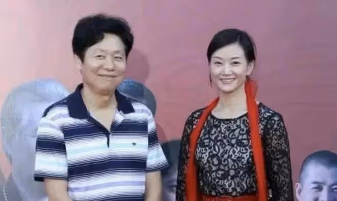 56歲宋祖英和68歲老公同框像父女,她穿搭優雅如少女