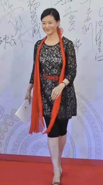 56歲宋祖英和68歲老公同框像父女,她穿搭優雅如少女