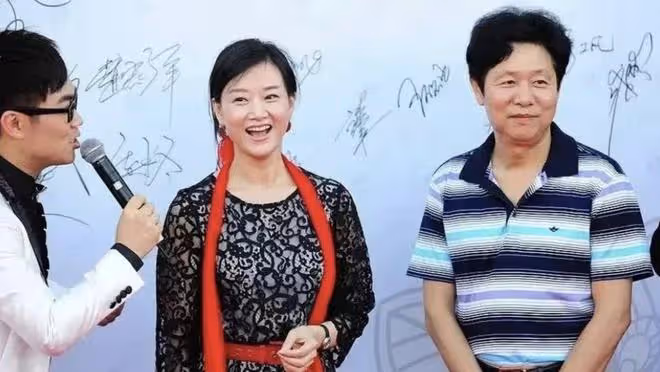 56歲宋祖英和68歲老公同框像父女,她穿搭優雅如少女