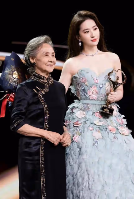 85歲吳彥姝頒獎給35歲劉亦菲,這一瞬間讓我徹底領悟