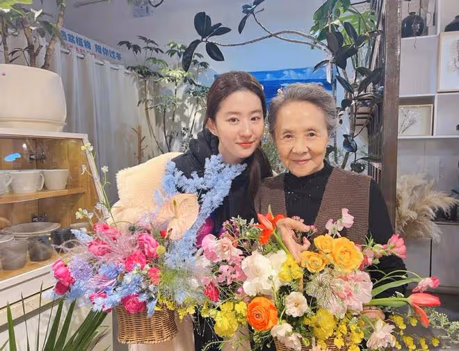 85歲吳彥姝頒獎給35歲劉亦菲,這一瞬間讓我徹底領悟