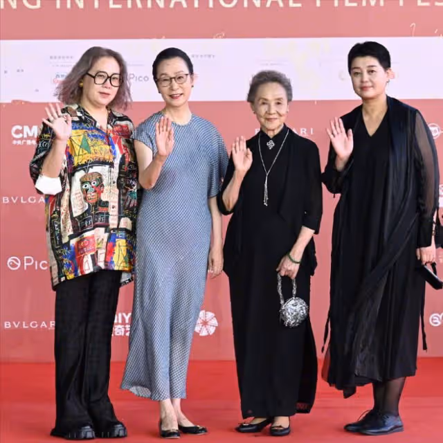 85歲吳彥姝頒獎給35歲劉亦菲,這一瞬間讓我徹底領悟