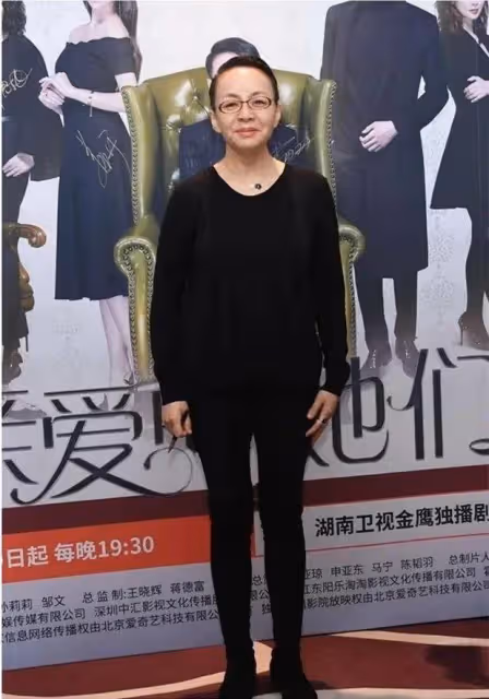 62歲宋丹丹展現出完美身材!長褲外套過膝靴盡顯筆直竹竿腿