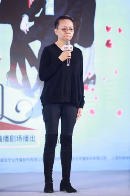 62歲宋丹丹展現出完美身材!長褲外套過膝靴盡顯筆直竹竿腿