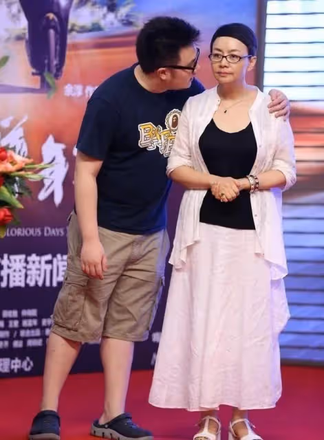 62歲宋丹丹展現出完美身材!長褲外套過膝靴盡顯筆直竹竿腿