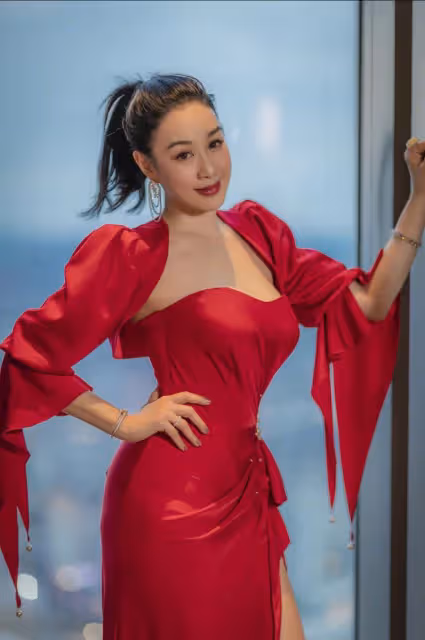 鍾麗緹顯女人味的三個關鍵，第一是服飾的剪裁為S型，第二是用色