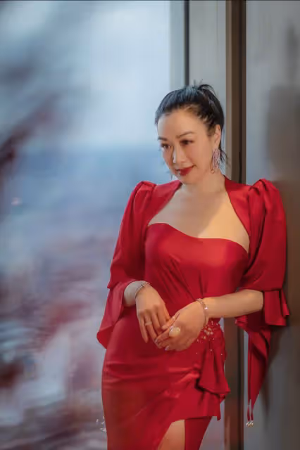 鍾麗緹顯女人味的三個關鍵，第一是服飾的剪裁為S型，第二是用色