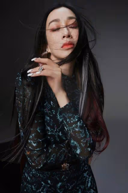 鍾麗緹顯女人味的三個關鍵,第一是服飾的剪裁為S型,第二是用色