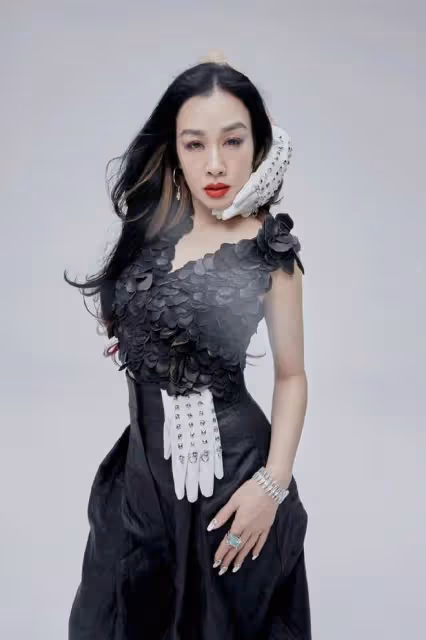 鍾麗緹顯女人味的三個關鍵,第一是服飾的剪裁為S型,第二是用色