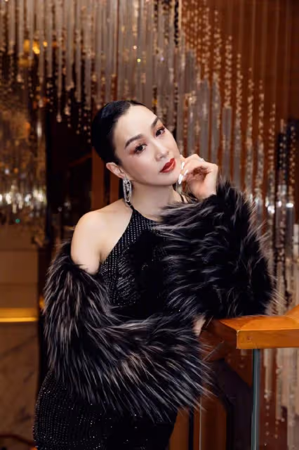 鍾麗緹顯女人味的三個關鍵,第一是服飾的剪裁為S型,第二是用色