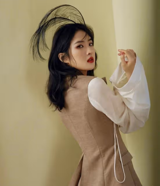 姚安娜和孟晚舟衣品大PK,誰更有女性的魅力?誰更有豪門范?