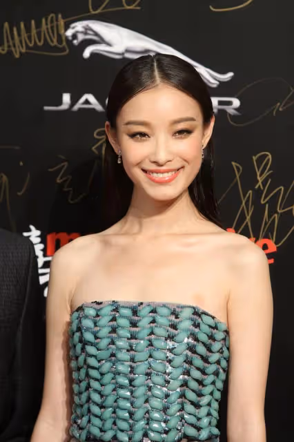 倪妮到底有多美?浪漫型的她特別適合凸顯曲線的裝扮,風情又迷人