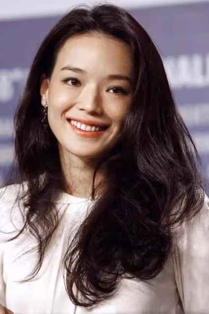 倪妮到底有多美?浪漫型的她特別適合凸顯曲線的裝扮,風情又迷人