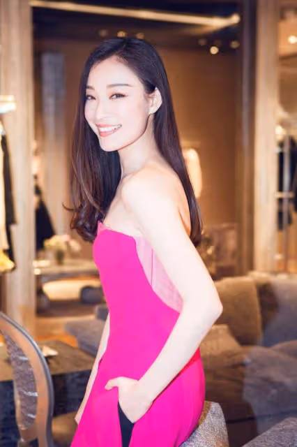 倪妮到底有多美?浪漫型的她特別適合凸顯曲線的裝扮,風情又迷人