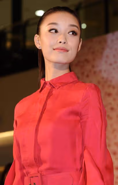 倪妮到底有多美?浪漫型的她特別適合凸顯曲線的裝扮,風情又迷人