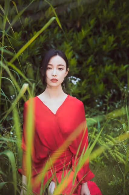 倪妮到底有多美?浪漫型的她特別適合凸顯曲線的裝扮,風情又迷人
