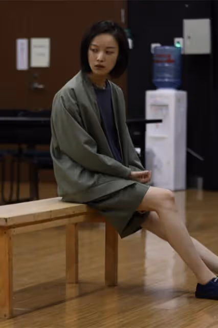 倪妮到底有多美?浪漫型的她特別適合凸顯曲線的裝扮,風情又迷人
