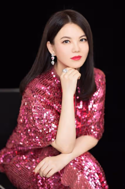 主播李湘直面微胖,即使腰腹有肉也不掩飾,穿流光裙大氣又華麗