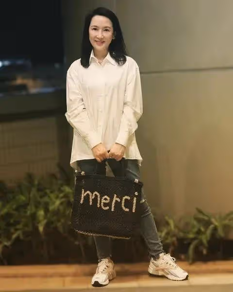 60歲女星大曬「術後」瘦臉照,經歷兩次離婚不抗拒再婚:現時需要一個伴