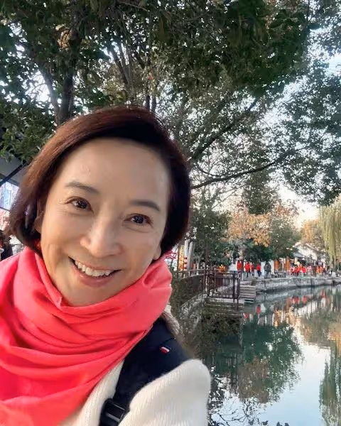 60歲女星大曬「術後」瘦臉照,經歷兩次離婚不抗拒再婚:現時需要一個伴