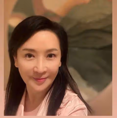 60歲女星大曬「術後」瘦臉照,經歷兩次離婚不抗拒再婚:現時需要一個伴