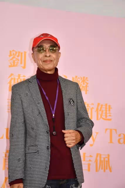 80歲殿堂級歌手患眼疾近70年，只剩正常人一成視力，從未怨天尤人