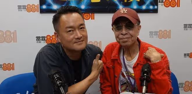 80歲殿堂級歌手患眼疾近70年，只剩正常人一成視力，從未怨天尤人