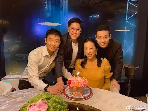 恭喜！霍啟剛弟弟向泰國女友求婚成功，打扮樸素求婚儀式簡單又甜蜜