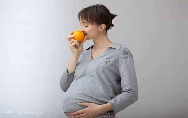 我懷孕後鄉下婆婆堅持來照顧我！她要求我「每天要吃一顆柳橙」我吃到膩但不敢違抗…結果到了生產那天「看到寶寶」我瞬間落淚