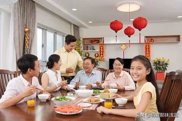 婆婆過世只剩公公…我老公是大哥「我認為長嫂如母」！於是每年過年「我都伺候回家的小叔和小姑一家」忙一整週不計較！ 今年照樣快忙昏，全身腰痠背痛「廚房裡聽到小叔和小姑飯桌上一句話」我哭了…