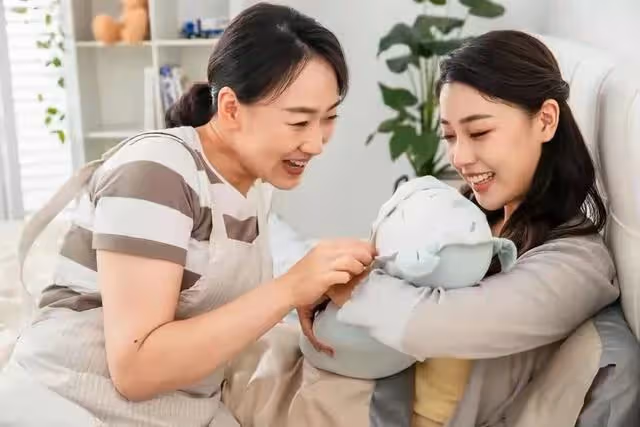 當年一直懷不上第2胎...於是我欣然「把所有愛和資源給獨生子」！ 兒子結婚時我和老公幾乎花光積蓄為他買房，今年想去他家過年「直接跑去他家」想說給他驚喜， 結果到了樓下「打了19通電話都沒人接」上樓一推開門我心碎了....
