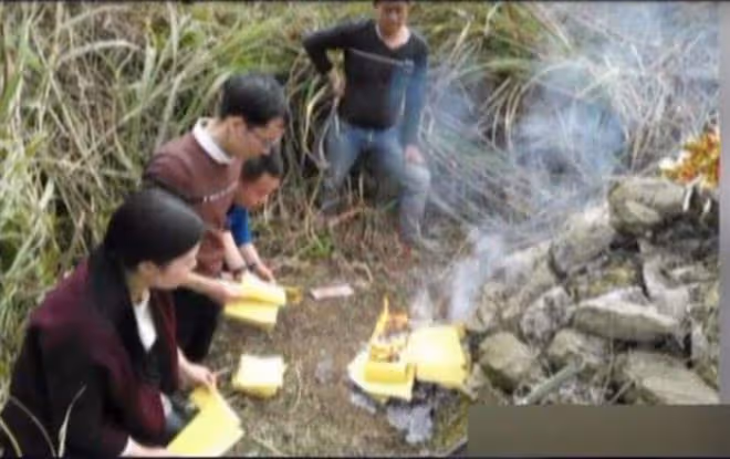 1992年,5歲女孩目睹父母身亡,23年後執意給父母開棺,這是為何