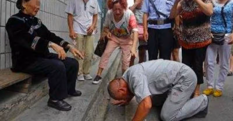 老母親分財產：錢給老大、房給老二、最孝順的老三「什麼都沒有」！ 他收拾舊衣時「口袋卻掉出一張紙」…