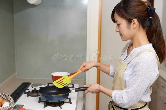 我是孤兒，因為沒娘家一直被婆婆壓榨！大伯大嫂也住一起我卻要做全家家事、煮全家人的飯…才剛生完「婆婆因為我生女兒不幫我做月子」繼續使喚我！ 有天她只給我500元「卻要我做飯給客人一大家子吃」，我收下後「淡定端出10幾道菜」讓婆婆當場嚇傻！