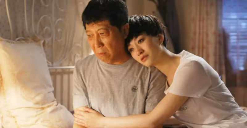 老伴走後剩我和女兒！ 一次摔斷腿住院、是姪子照顧我，女兒只傳簡訊關心，某天我意外打開姪子抽屜「才發現2年前一封信」