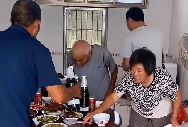老伴走後剩我和女兒！ 一次摔斷腿住院、是姪子照顧我，女兒只傳簡訊關心，某天我意外打開姪子抽屜「才發現2年前一封信」