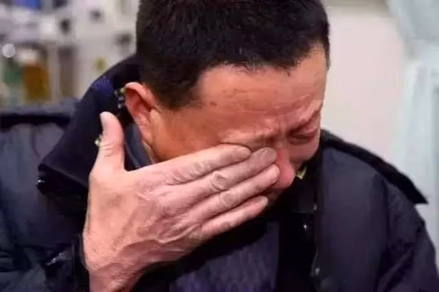 老伴走後剩我和女兒！ 一次摔斷腿住院、是姪子照顧我，女兒只傳簡訊關心，某天我意外打開姪子抽屜「才發現2年前一封信」