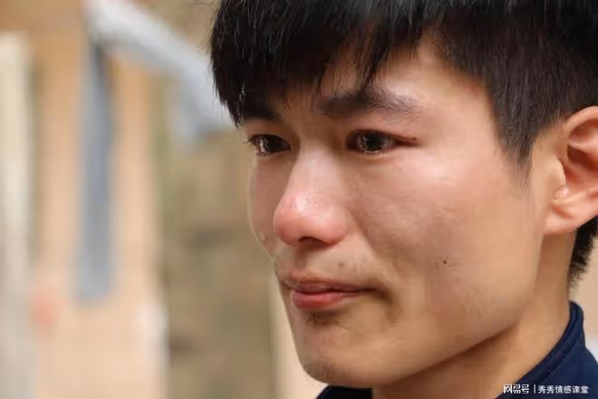 我爸過壽我出5萬壽禮,返程路上接到銀行簡訊,我瞬間淚崩了
