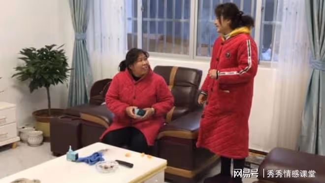 我問姑姑借一百塊買鞋遭拒，沒想到返程路上鄰居大嬸叫住了我