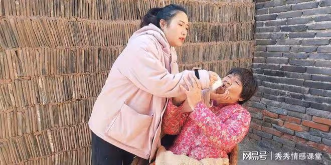 退休金5000補貼兒子,感冒花200兒媳嫌貴,婆婆一個決定兒媳傻眼