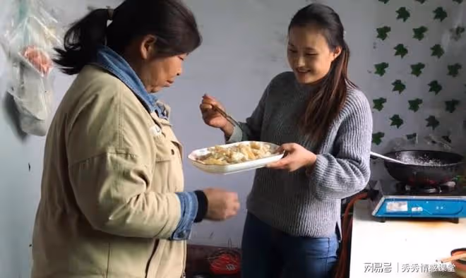 幫女兒帶娃1年,親家來住1宿,我掀桌離開:我是親媽不是保姆