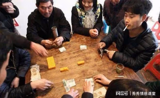 離婚5年後偶遇前妻一家,男子當街痛哭:原來跟我離婚,是離對了