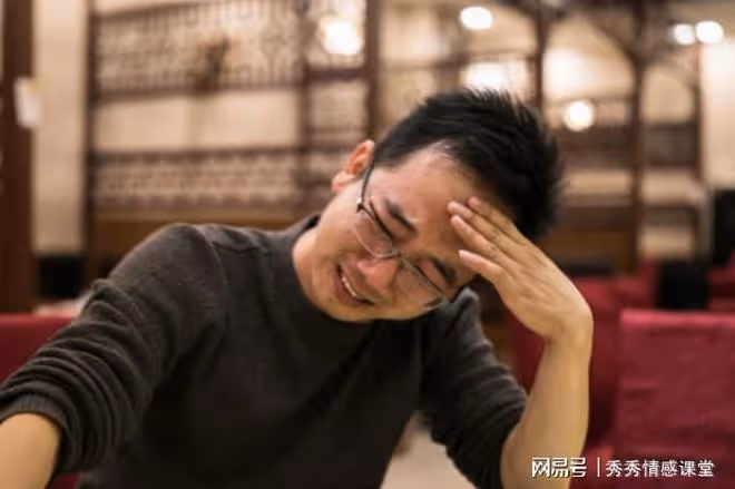 離婚5年後偶遇前妻一家,男子當街痛哭:原來跟我離婚,是離對了