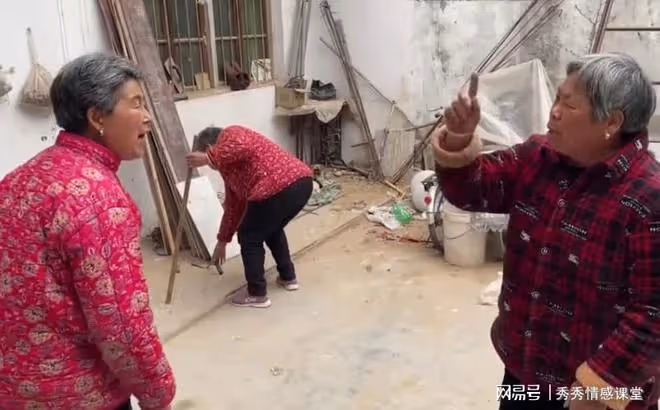 兒媳要帶我旅遊我說沒空,親家說我不識好歹,我冷笑:你懂什麼