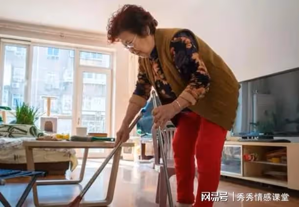 兒媳要帶我旅遊我說沒空,親家說我不識好歹,我冷笑:你懂什麼