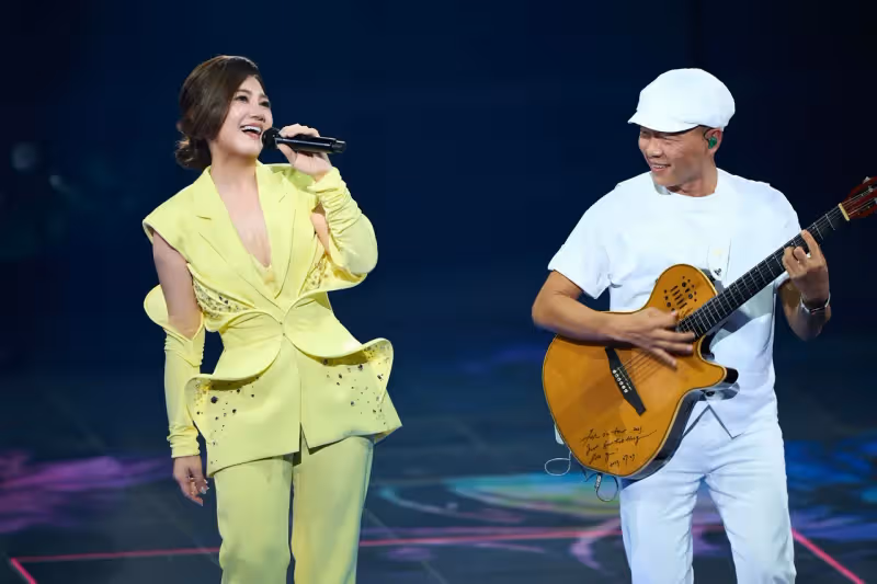 梁靜茹6公尺裙襬美如花仙子　深圳談論愛情迷醉1.2萬人