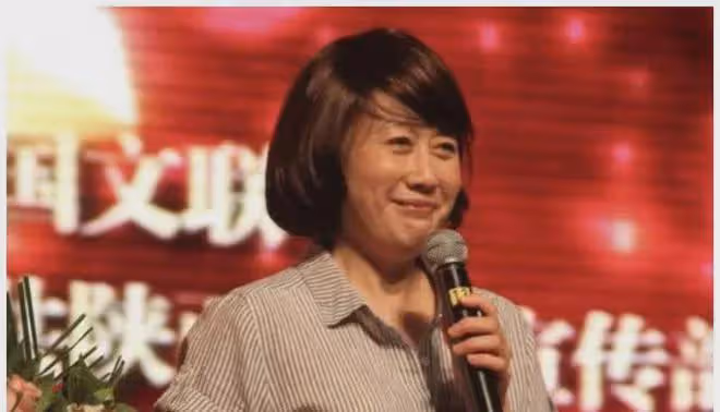 她是「央視名嘴」,因揭露姜昆醜聞被封殺,如今65歲處境如何?