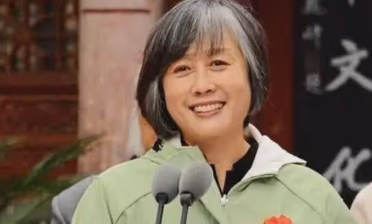 她是「央視名嘴」,因揭露姜昆醜聞被封殺,如今65歲處境如何?